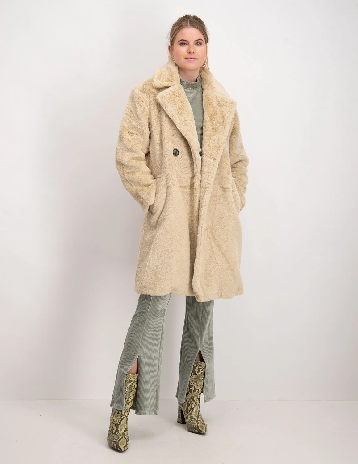 Fragiel Tolk campus Vero moda VMSUILYON FAUX FUR COAT BOOS 10248296 beige kopen bij The Stone