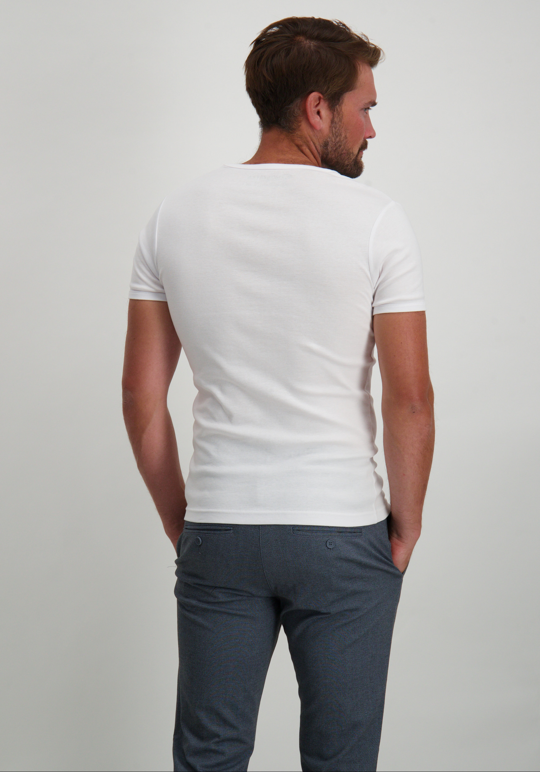 Garage Basic semi bodyfit t-shirt V-hals 0302 Wit