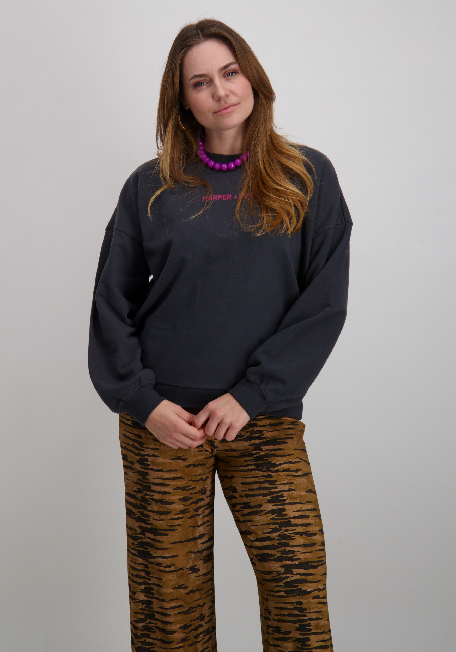 Harper & Yve Sweater World of AW25Y512 Donker Grijs