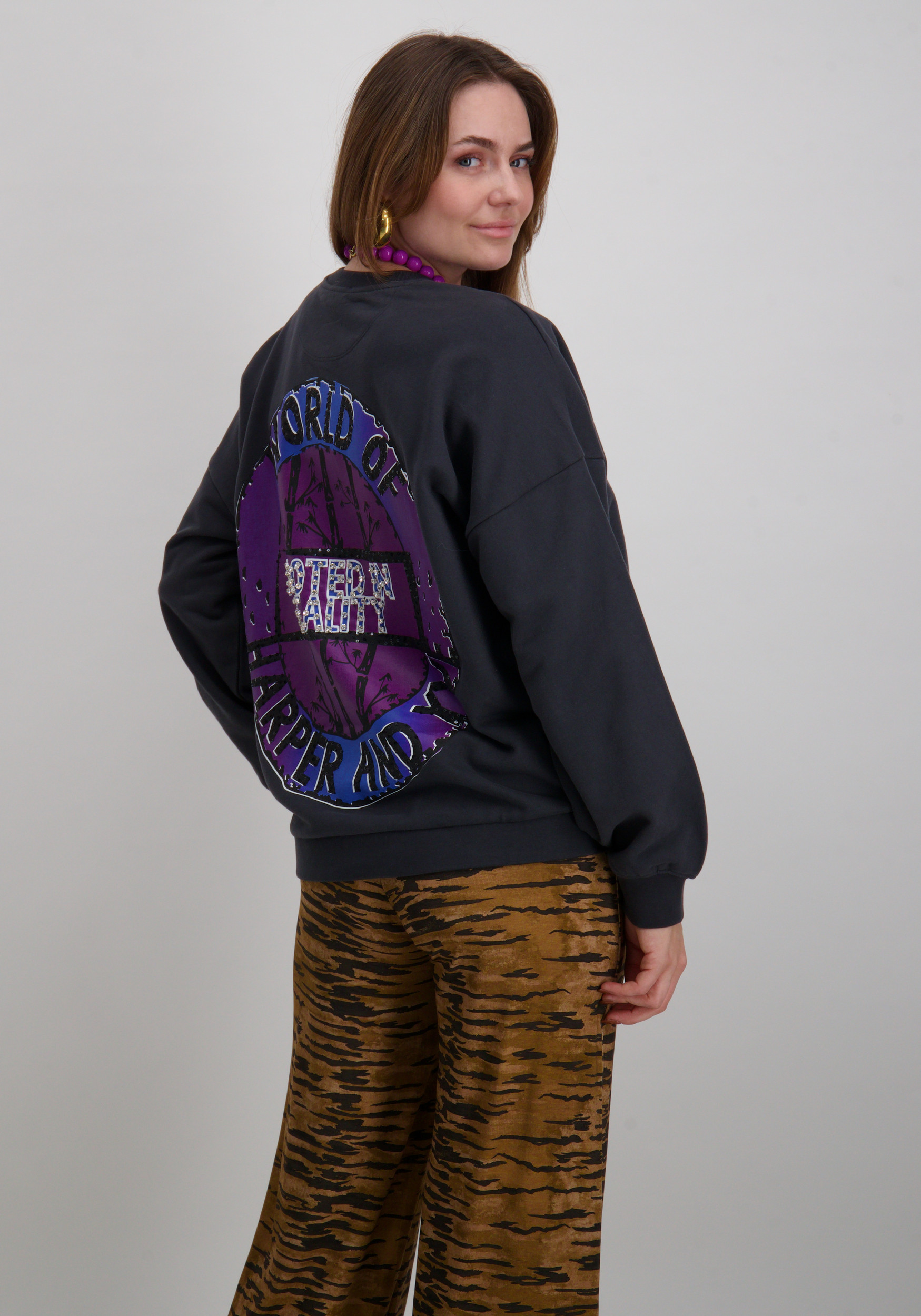 Harper & Yve Sweater World of AW25Y512 Donker Grijs